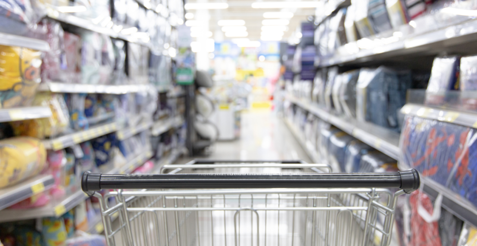 Homem furta bebida de supermercado para comprar presente para o filho