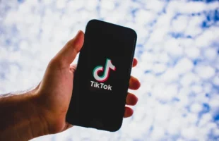 Venezuela multa Tiktok em US$ 10 milhões e exige representação da rede no país