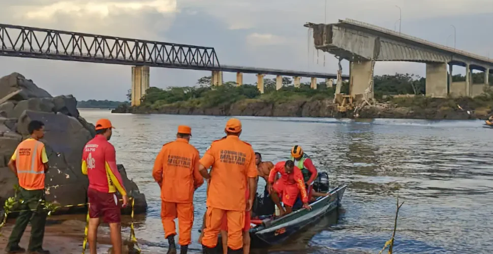 Sobe para 14 o número desaparecidos após queda de ponte