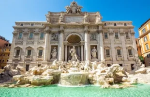 Fonte da Fontana di Trevi é reaberta após dois meses de restauro na Itália