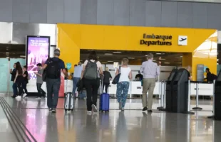 Vinte mil aposentados já compraram passagens pelo Programa Voa Brasil