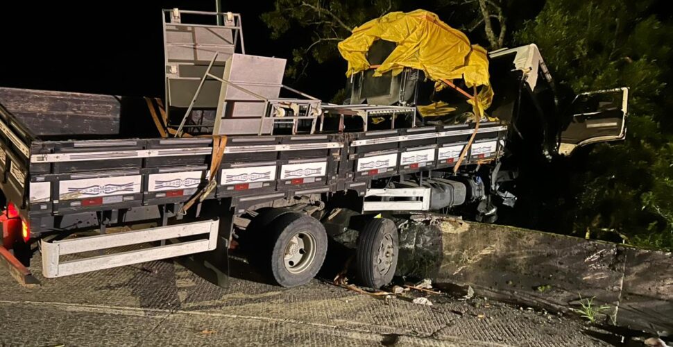 Caminhão fica pendurado em mureta na Serra do Rio do Rastro após falha nos freios