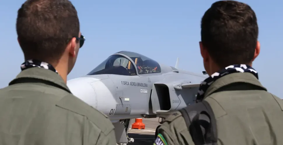 Caça adquirido pelo Brasil surpreende F-15 dos EUA em combate simulado