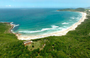 Jovem é assaltada em trilha de praia e tem bolsa roubada