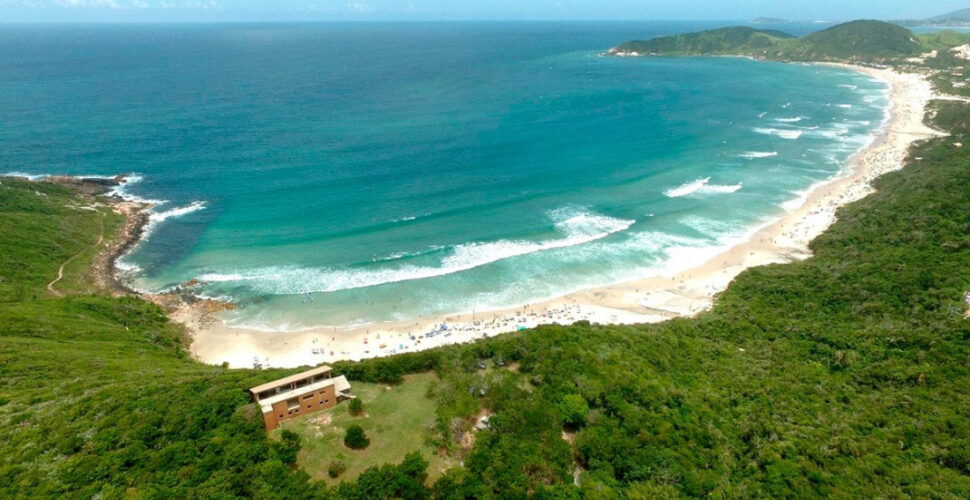 Jovem é assaltada em trilha de praia e tem bolsa roubada