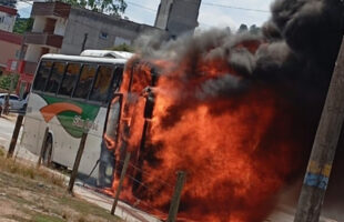 Ônibus de linha pega fogo no centro de Grão-Pará