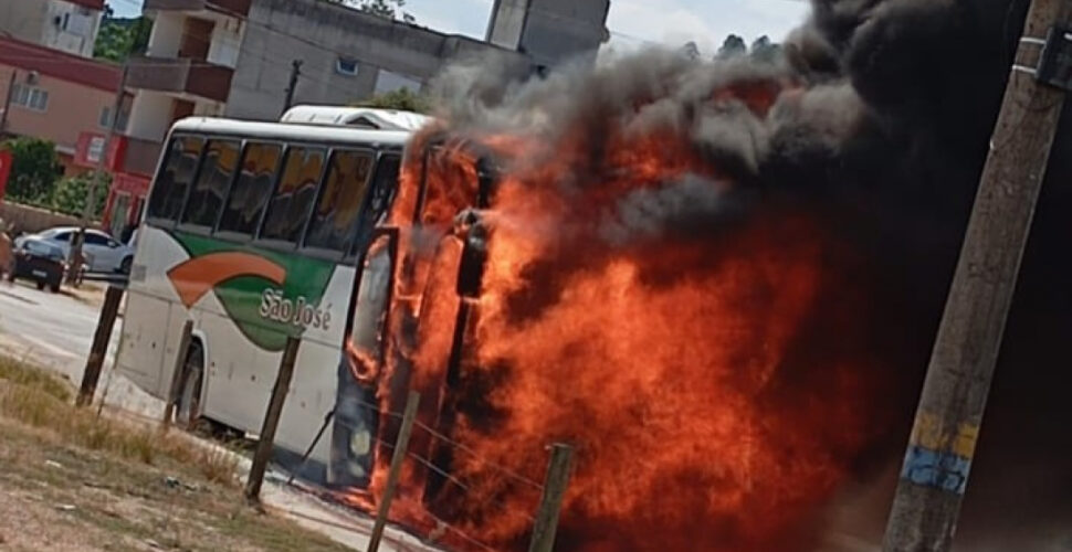 Ônibus de linha pega fogo no centro de Grão-Pará