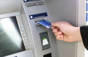 Em surto, mulher quebra caixa eletrônico e objetos em conveniência de posto