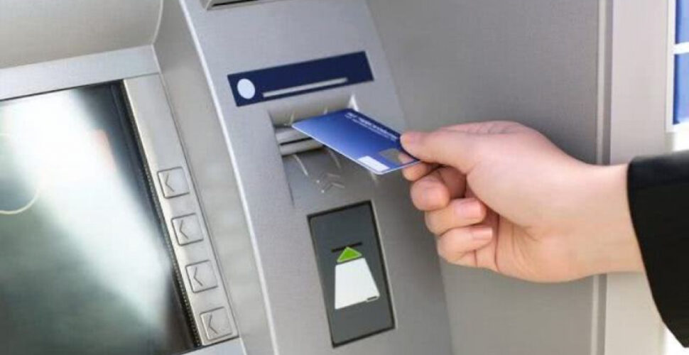 Em surto, mulher quebra caixa eletrônico e objetos em conveniência de posto