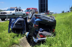 Carro com família da Argentina capota na BR-101, em Jaguaruna