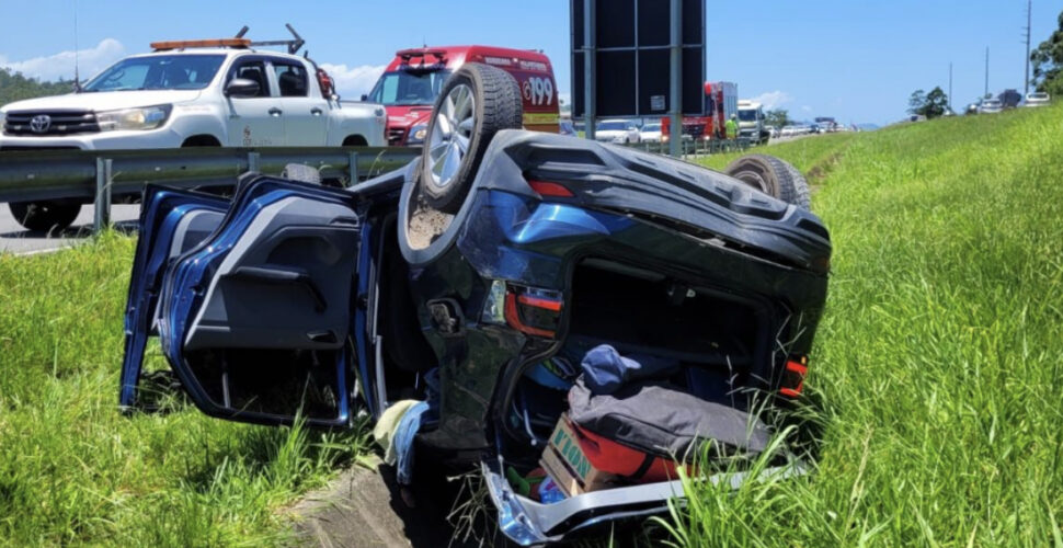 Carro com família da Argentina capota na BR-101, em Jaguaruna