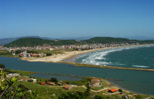 Policial de folga prende suspeito de roubo de celular em praia