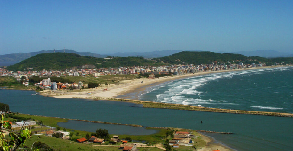 Policial de folga prende suspeito de roubo de celular em praia