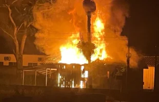 Casa de madeira é destruída por incêndio no Centro de Siderópolis