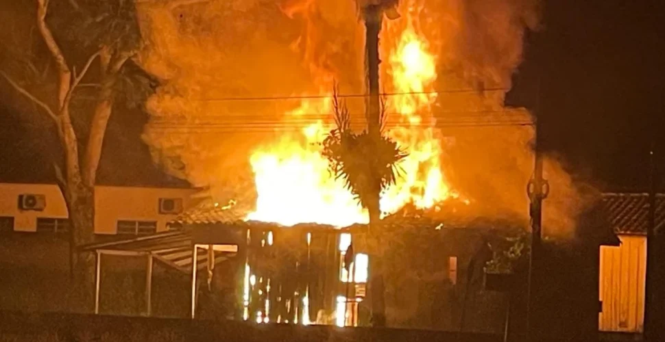 Casa de madeira é destruída por incêndio no Centro de Siderópolis