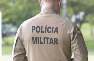 Idoso é agredido e tem carteira roubada por quatro homens