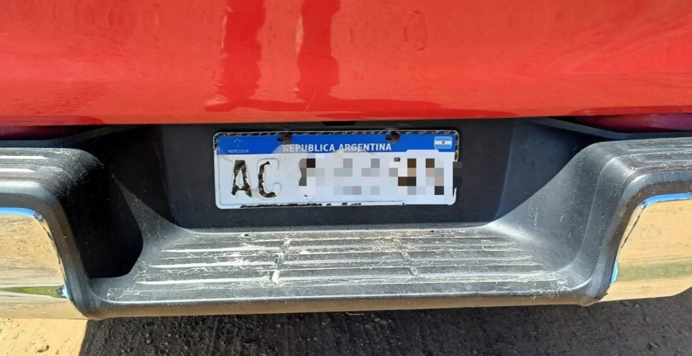 Veículos argentinos são flagrados com placas ilegíveis na BR-101