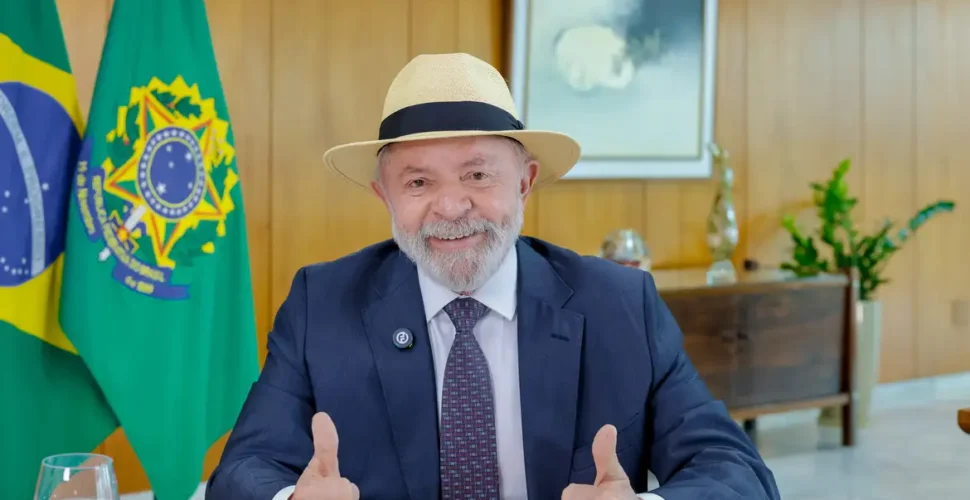 Lula faz exames de imagem da cabeça e está liberado para viagens