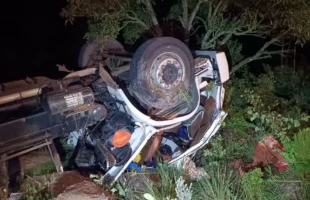 Caminhão cai em ribanceira e motorista fica gravemente ferido na Serra