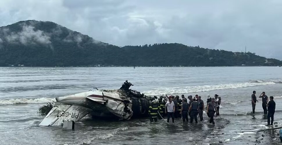 Avião com 5 pessoas explode e para na praia após ultrapassar pista do aeroporto; piloto morreu