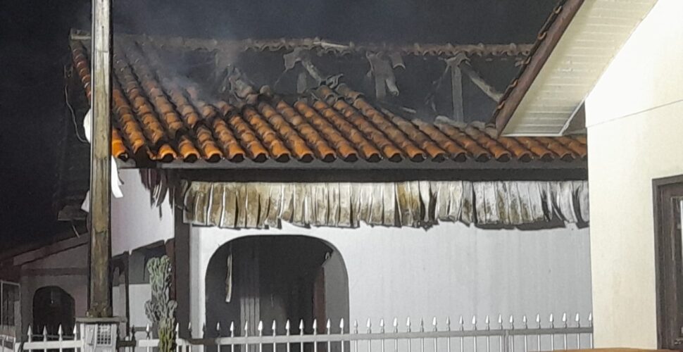 Família de Lauro Müller que perdeu a casa em incêndio pede ajuda para recomeçar