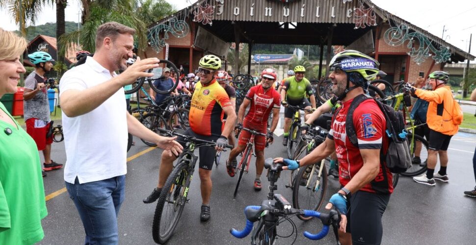 Às lágrimas, prefeito de Guaíba chega de bike em Joinville e é recebido com aplausos