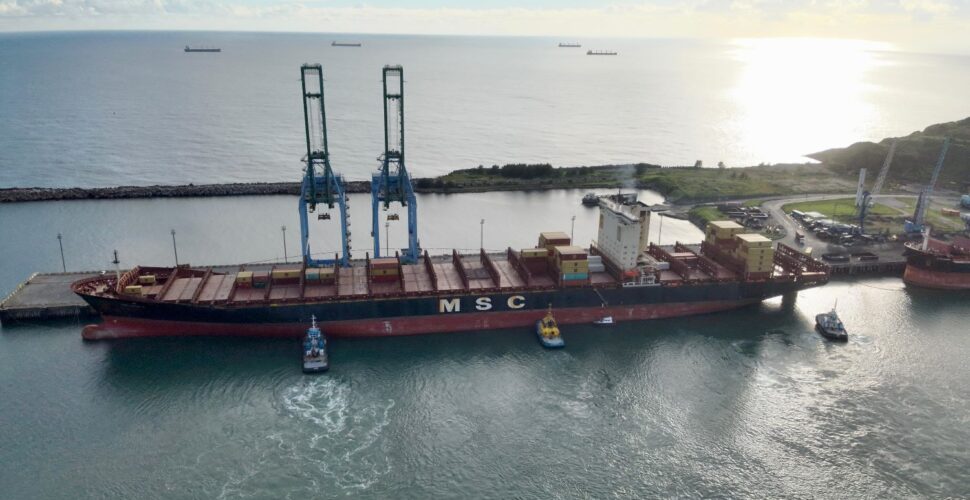 Navio com tamanho de três campos de futebol atraca no Porto de Imbituba