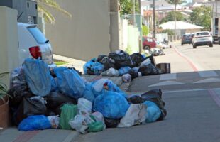 Após reclamações, prefeitura de Laguna notifica empresa de coleta de lixo