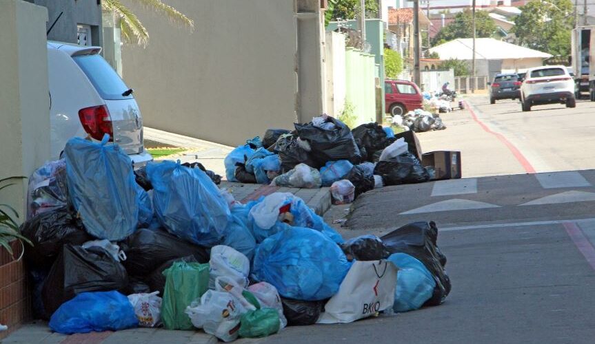 Após reclamações, prefeitura de Laguna notifica empresa de coleta de lixo