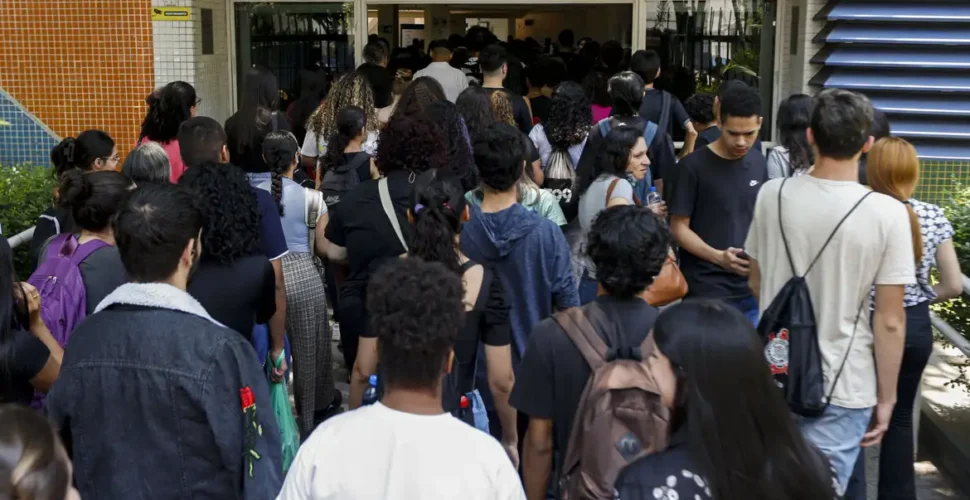 TCU suspende R$ 6 bilhões do Pé de Meia; MEC nega irregularidades