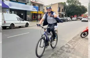 Prefeito viaja de bicicleta até SC para agradecer apoio durante as enchentes no RS