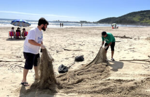 Trato por Laguna participa de mutirão no Mar Grosso