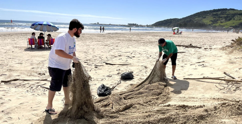 Trato por Laguna participa de mutirão no Mar Grosso