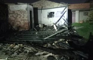 Casa é destruída por incêndio em Içara