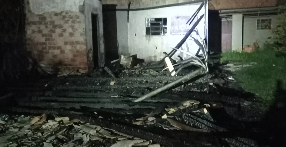 Casa é destruída por incêndio em Içara