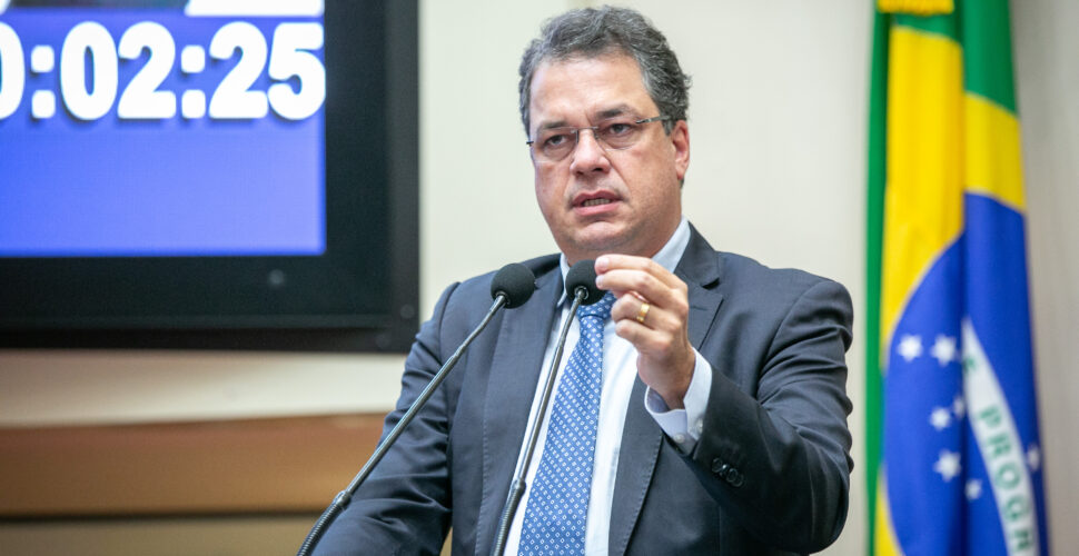 Calor insuportável na sala de aula: Minotto cobra melhor estrutura para escolas estaduais