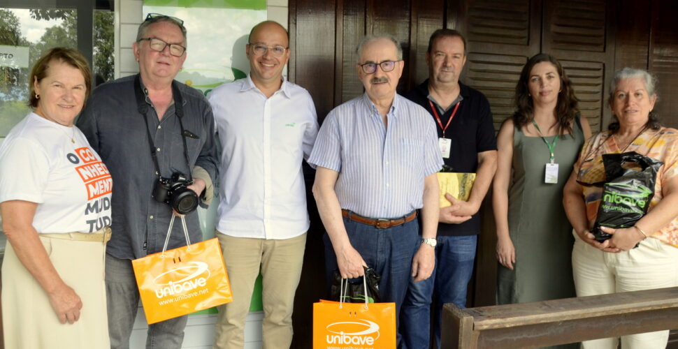 Italianos visitam Unibave e arquivo histórico do Museu ao Ar Livre