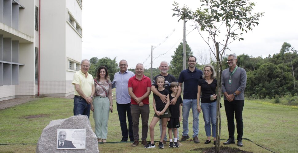 Satc homenageia Dr. Ruy Hülse com plantio de Ipê amarelo no Centro Tecnológico