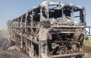 Ônibus pega fogo e fica completamente destruído na BR-101, em Maracajá