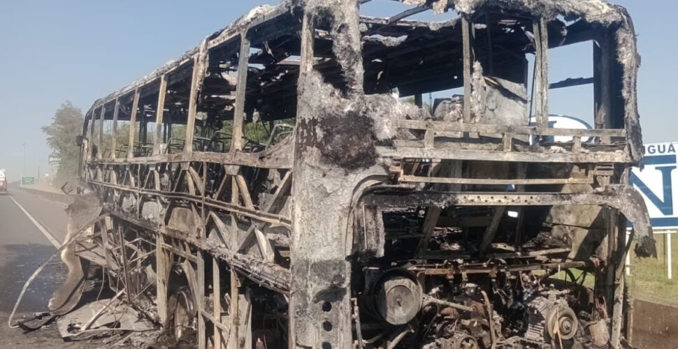 Ônibus pega fogo e fica completamente destruído na BR-101, em Maracajá