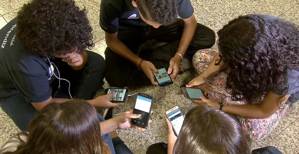 Volta às aulas sem celular: saiba como vai funcionar a nova lei