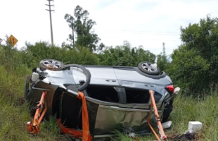 Carro capota e cai em ribanceira de cerca de 6 metros na BR-101