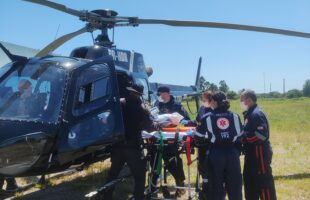 Idoso sofre queda de telhado e é resgatado pelo helicóptero da Polícia Civil em Jaguaruna