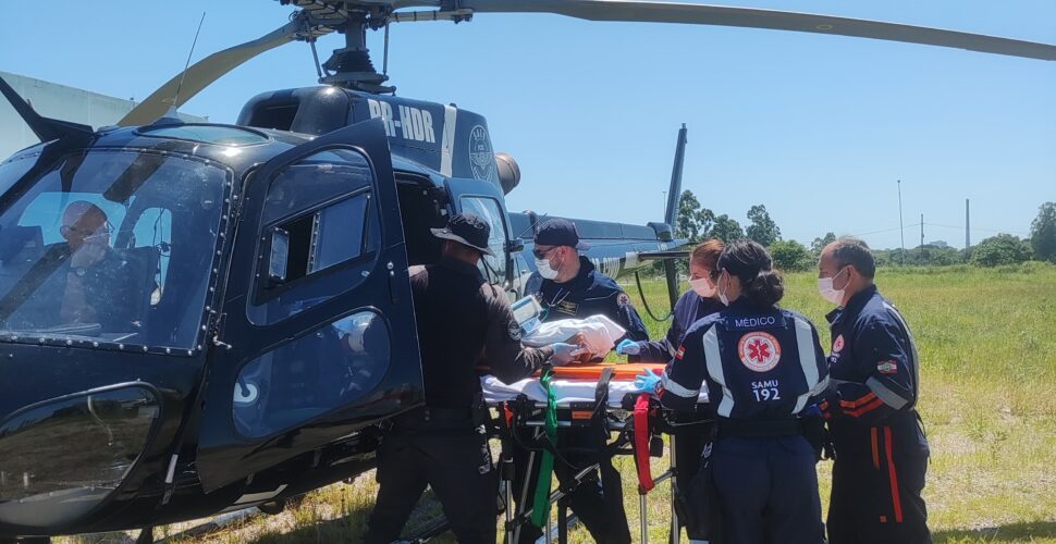 Idoso sofre queda de telhado e é resgatado pelo helicóptero da Polícia Civil em Jaguaruna