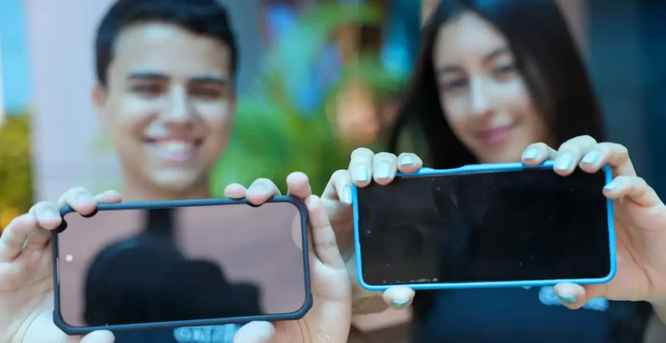 Proibição de celular na escola é bem-vinda, mas não é suficiente