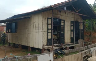 Residência é parcialmente destruída por incêndio em Tubarão