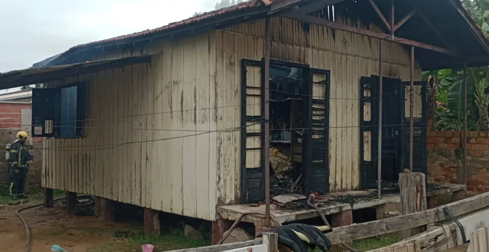 Residência é parcialmente destruída por incêndio em Tubarão