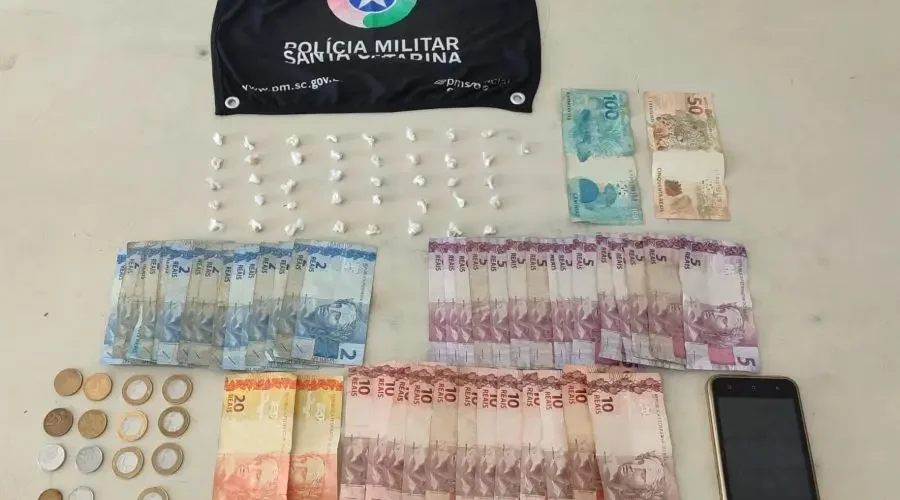 PM apreende adolescente com mais de 40 pedras de crack na Vila Esperança em Araranguá