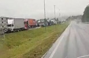 Mesmo com faixas liberadas, BR-101 tem 21 km de fila dois dias após explosão em caminhão-tanque