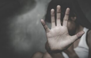 Pai é acusado de agredir filha com chineladas